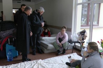 Кардинал Краєвський: Папа благословляє всіх, незалежно від віросповідання