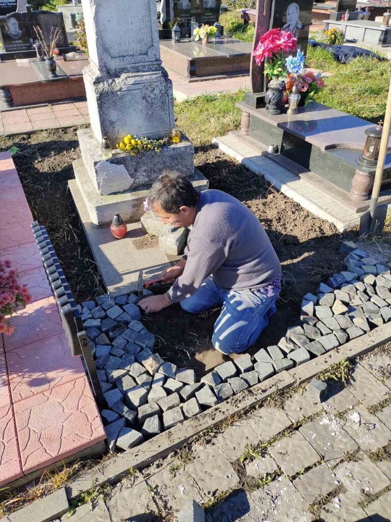 На Львівщині переселенці відновили покинуті польські могили