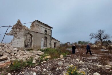Молитва за перемогу біля зруйнованого храму